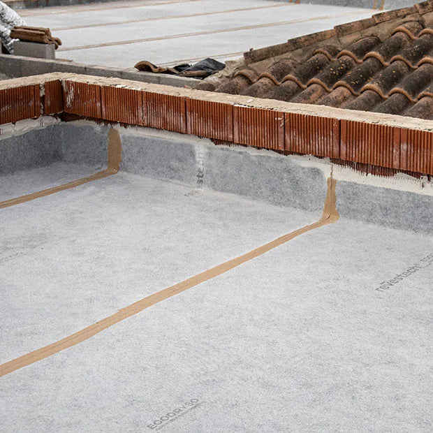 Lámina impermeabilizante colocada sobre el pavimento existente de una terraza